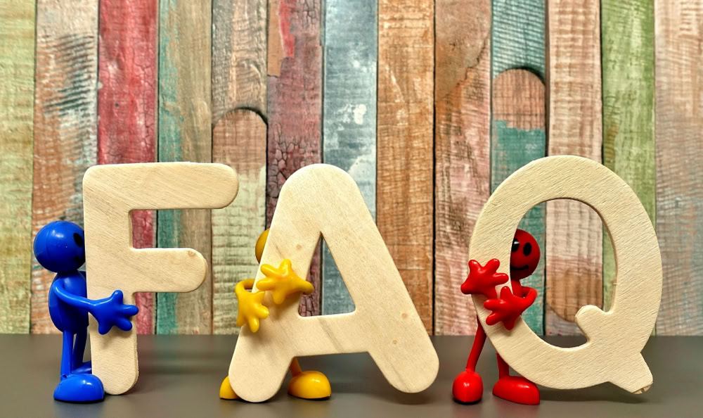 Drei lustige FAQ-Männchen